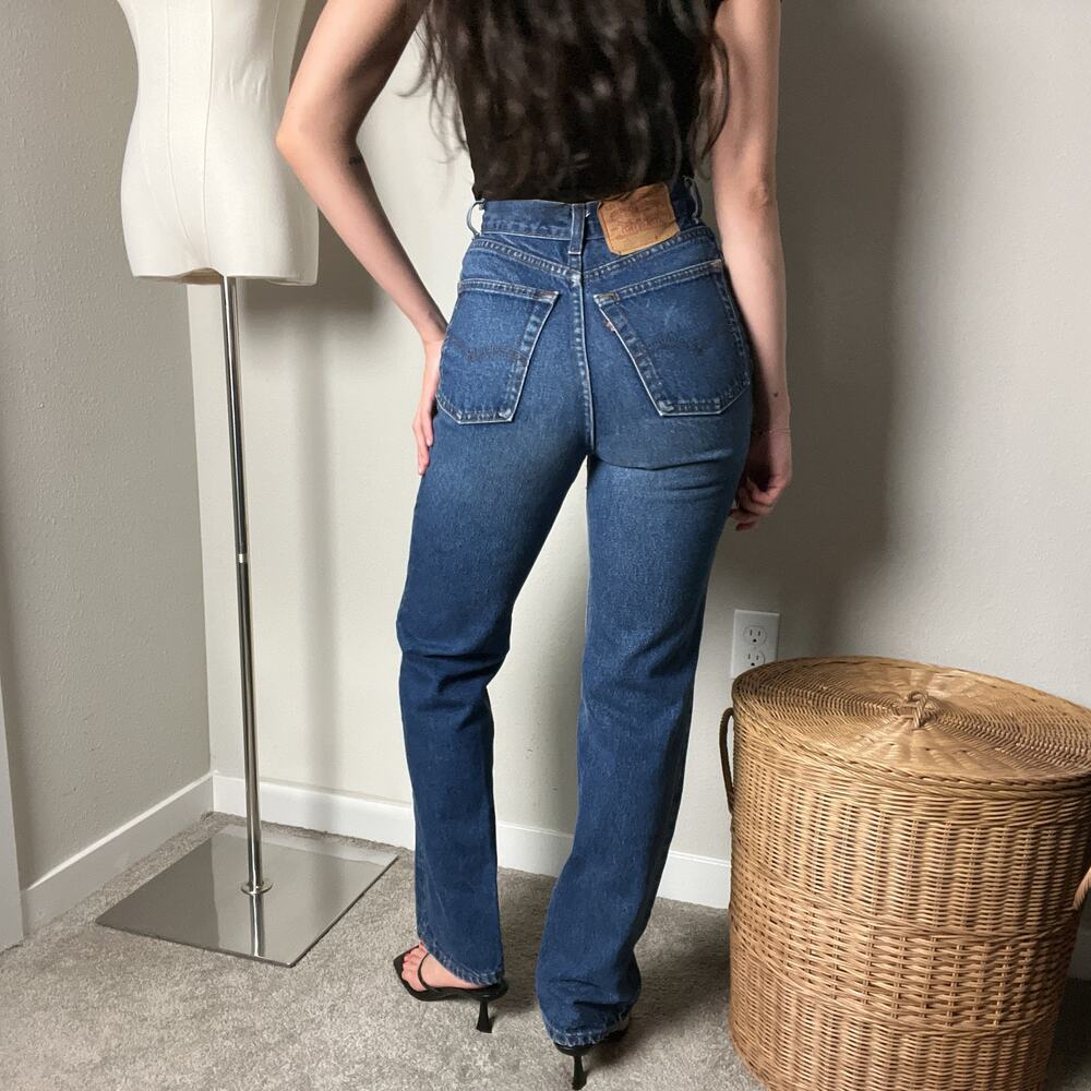 vintage levi's high waisted rise straight leg mom jeans - Picture 2 of 6